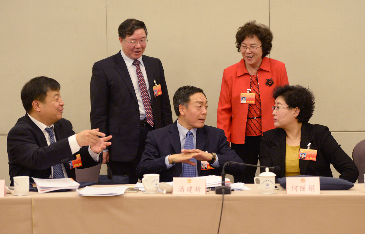 北京市政协十三届一次会议举行小组讨论