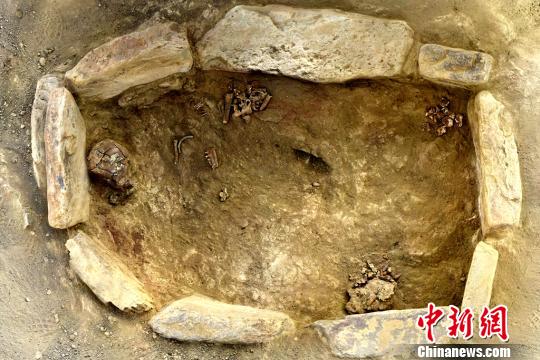 图为发掘的墓葬。陕西省考古研究院供图