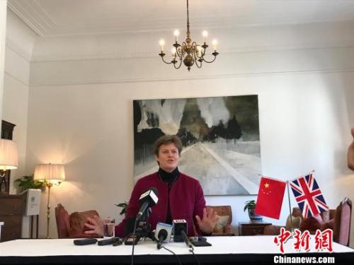 英国首相特雷莎·梅将于本月31日至2月2日开启第二次访华之旅。图为英国驻华大使吴百纳29日在北京介绍此访亮点。　肖欣 摄