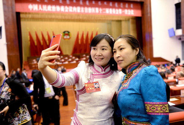 11.少数民族委员娜木罕和郭金峰委员（右）用自拍记录新一届政协全会的开幕