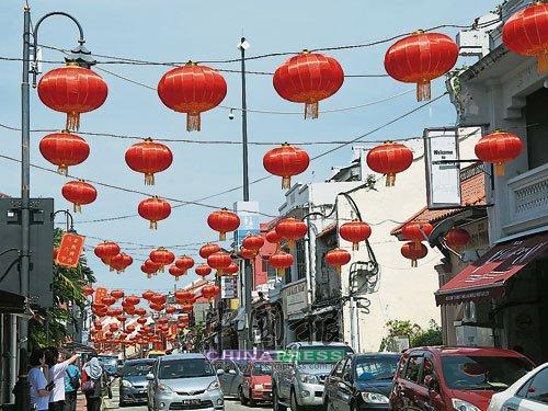 中国侨网鸡场街挂上1000个大灯笼，散发出浓浓年味。（马来西亚《中国报》）