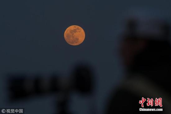 1月31日，从中国北京景山向东北方向眺望月亮。宋佳音 摄 图片来源：视觉中国
