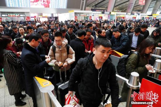 2月2日，乘客在北京南站进站乘车。2018年春运期间，北京南站实施多项举措，提高旅客进站效率。<a target='_blank' href='http://www.chinanews.com/'>中新社</a>记者 刘关关 摄