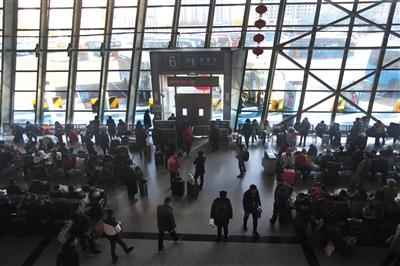 　2月3日，北京六里桥长途客运站春运客流增多，图为检票大厅等待乘车的旅客。