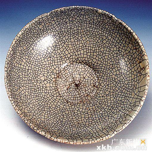 ■南宋哥窑葵口碗（上海博物馆）