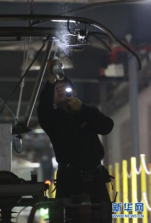 　2月6日深夜，南宁动车所检修人员在检测列车受电弓密封性。