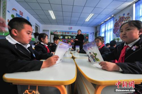 资料图：学生在教室上语文课。<a target='_blank' href='http://www.chinanews.com/'>中新社</a>记者 于海洋 摄
