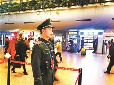 在北京西站执勤的白克琦未能如约和女友回家商量婚事 图片来源：北京青年报 摄影/姜飞