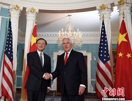 当地时间2月8日，中国国务委员杨洁篪（左）在美国国务院会见美国国务卿蒂勒森。中新社记者 邓敏 摄