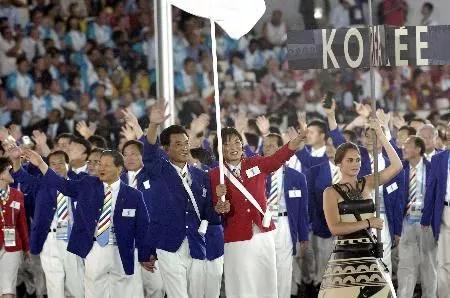 ▲资料图片：2004年雅典奥运开幕入场式上，韩国朝鲜携手第84个入场。