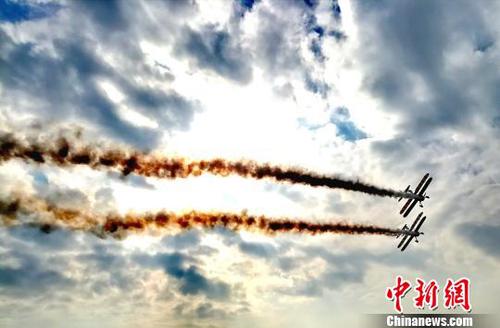 世界著名的特技飞行表演队AerosuperbaticsWingwalkers首次出现菲律宾的天空，吸引数千游客慕名而来。　张芩 摄
