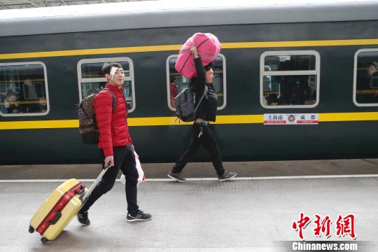 9日上午9时30分，旅客带着行李准备搭乘K4663次列车前往成都。　殷立勤 摄