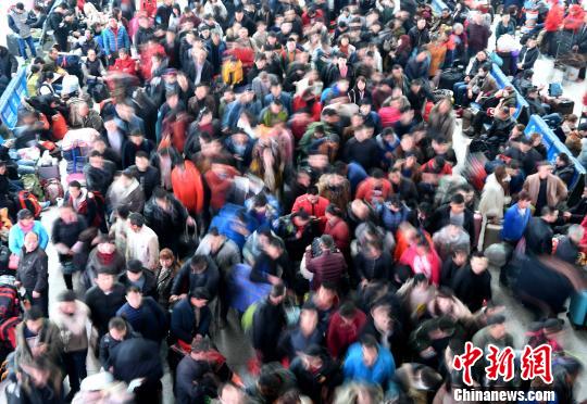 2月9日，福州火车北站旅客在候车厅排队等候检票上车。随着春节日渐临近，福州火车站迎来节前春运客流高峰。　张斌 摄