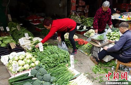 1月10日，中国国家统计局公布的数据显示，2017年12月份中国CPI同比上涨1.8%。从全年数据来看，2017年全年CPI比上年上涨1.6%。图为成都某市场内蔬菜标注的价格，一些民众正在挑选。（资料图） <a target='_blank' href='http://www.chinanews.com/'>中新社</a>记者 刘忠俊 摄