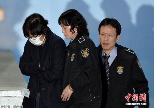 2016年11月3日，韩国首尔，朴槿惠的闺蜜崔顺实在首尔中央法院就“干政门”事件接受审查后离开。