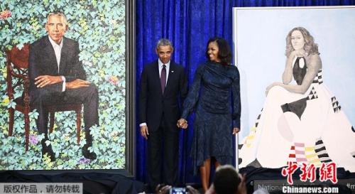 美国前总统奥巴马和妻子米歇尔12日在华盛顿的史密森尼国家肖像馆为两人的肖像揭幕。