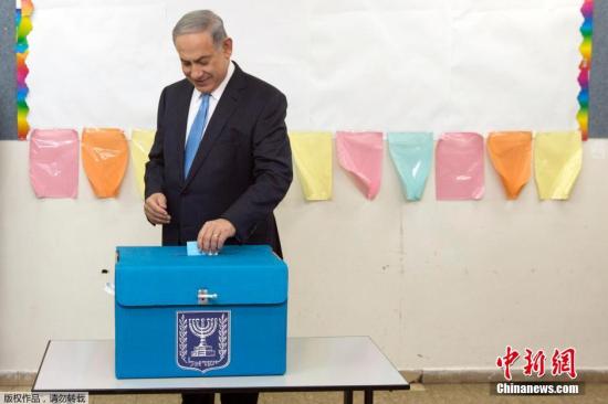 资料图：当地时间2015年3月17日，以色列特拉维夫，以色列总理内塔尼亚胡参加投票。
