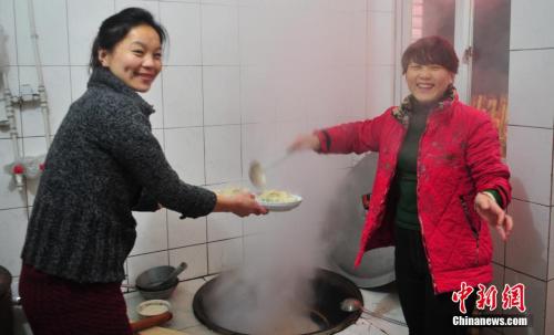 资料图：辽宁省葫芦岛市民在家中与家人享受丰盛的年夜饭。<a target='_blank' href='http://www.chinanews.com/'>中新社</a>发 于海洋 摄
