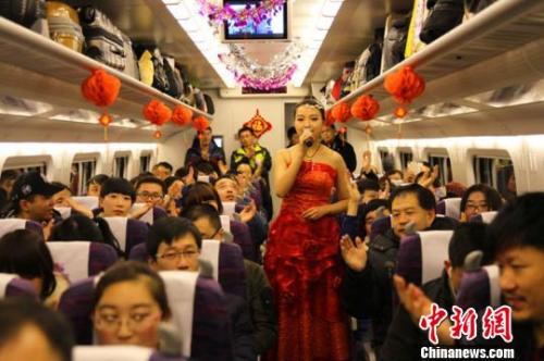 资料图：在一列动车组列车上，上演一场由高铁乘务员自编自演的新年“文化大餐”。　丁顗 摄