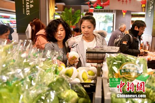 图为李函儒与妈妈在超市购物。 吕明 摄