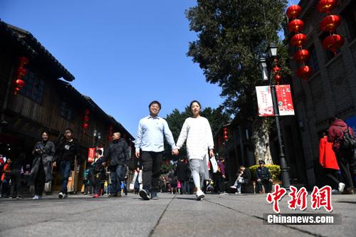 图为李函儒与丈夫在福州三坊七巷游玩。 吕明 摄