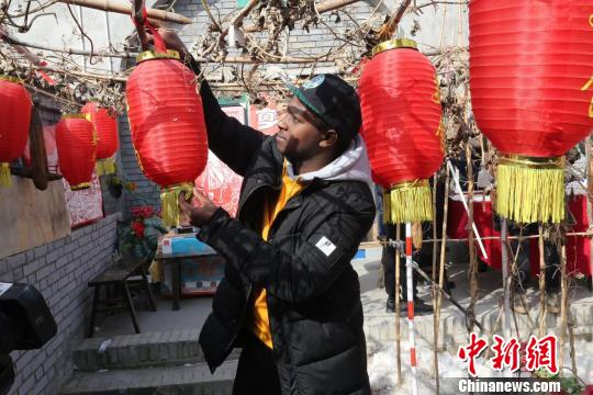 外国人体验着挂灯笼等中国年俗。 主办方供图