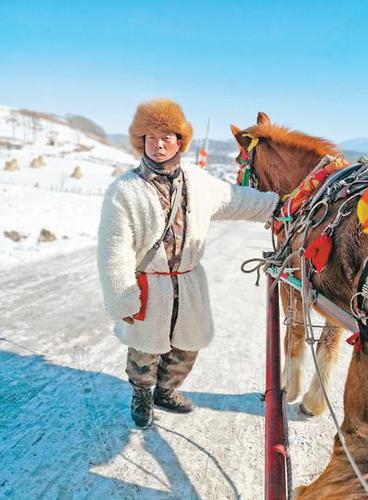 吉林雪乡旅游：有老板3个月赚9万多 人和马都累坏了