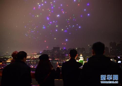 2月20日，人们在西安大唐芙蓉园内观看无人机灯光秀。 新华社记者 邵瑞 摄