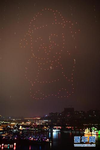 无人机群在空中摆出“财神”造型（2月20日摄）。 新华社记者 邵瑞 摄
