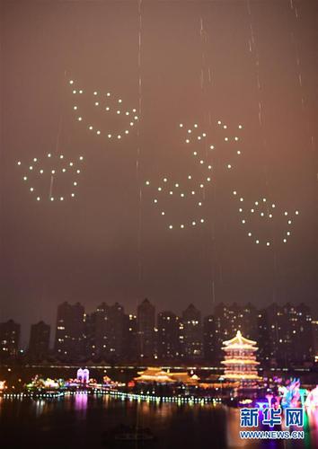 无人机群在空中摆出“金元宝”造型（2月20日摄）。 新华社记者 邵瑞 摄