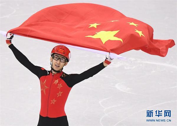 2月22日，武大靖庆祝胜利。当日，在江陵冰上运动场举行的2018年平昌冬奥会短道速滑男子500米决赛中，中国选手武大靖以39秒584的成绩夺冠，并创造新的世界纪录。