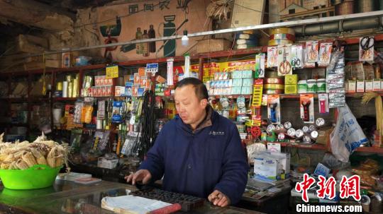 53岁的郭旭东是这家老式商店的主人，已经在这里生活了30多年。　靳晓姝 摄