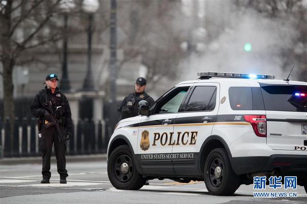 2月23日，在美国华盛顿，特勤局警察在白宫外警戒。