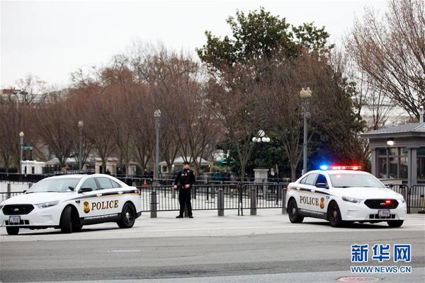 2月23日，在美国华盛顿，一名特勤局警察在白宫外警戒。