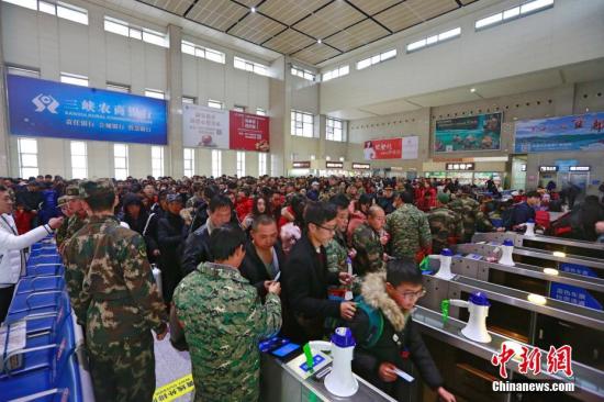 2月22日，在“三峡门户”湖北宜昌，大量返程旅客来到该市火车东站乘车出行。 何强 摄