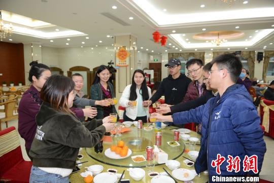 中国侨网2月14日晚，华侨大学留校师生共享年夜饭。　张为健　摄