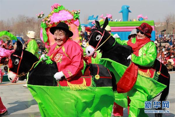 2月23日，河南省温县民间艺人在街头表演传统民俗节目“跑驴”。