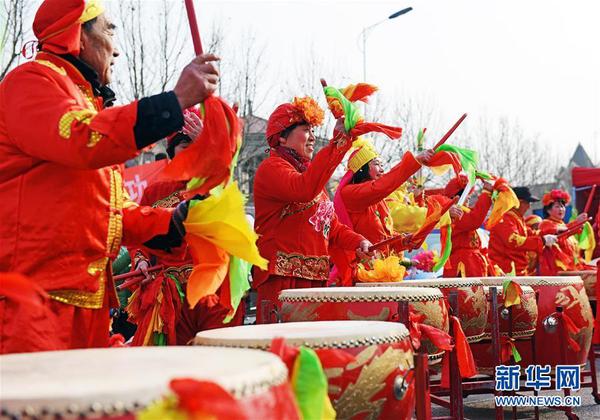 2月24日，民间艺人在山东省胶州市板桥镇广场上打鼓。