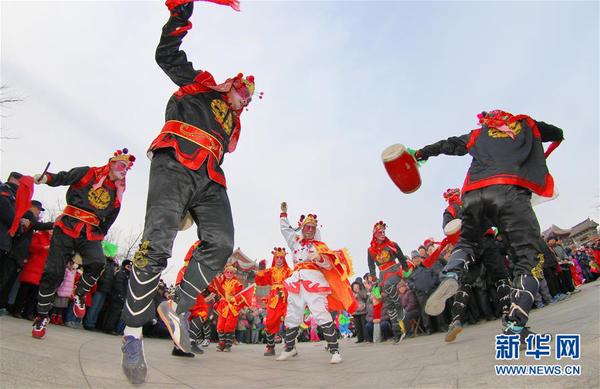 2月24日，民间艺人在山东烟台毓璜顶庙会上表演海阳大秧歌。
