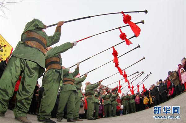 2月24日，民间艺人在山东烟台毓璜顶庙会上演奏蓬莱大杆号。