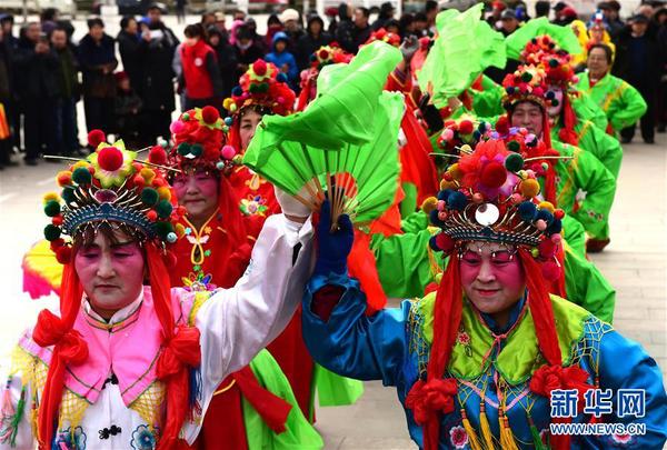 2月24日，在河北沧州孟村回族自治县文艺中心广场，来自大高河村的村民在表演落子舞。