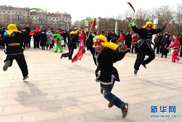 2月24日，在河北沧州孟村回族自治县文艺中心广场，来自王帽圈村的少年儿童在表演落子舞。
