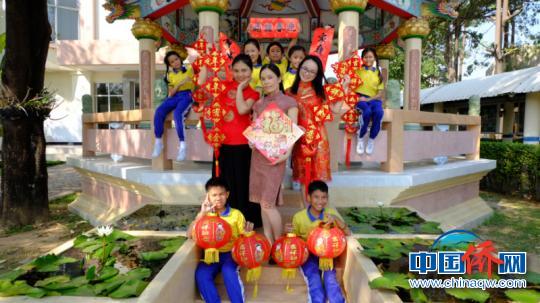 中国侨网广西赴泰国龙仔厝三才公学的外派老师与部分学生在孔子亭合影　钟欣　摄
