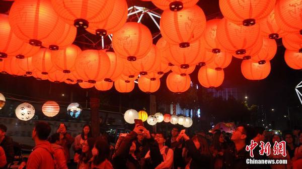 2月24日晚18时，为期9天的“2018台北灯节”登场，各式各样的花灯吸引如潮人群。从春节至元宵节期间，台湾很多县市都会举办传统的灯会活动，民众观赏花灯，迎接新春。