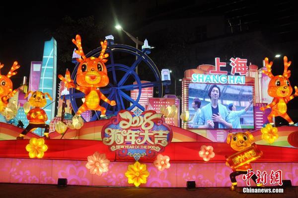 为期9天的“2018台北灯节”于2月24日晚18时登场，上海花灯第三度参加台北灯节，吸引民众参观合影。据上海市旅游局市场推广处处长沈超介绍，此次参展的花灯是在上海完成制作后运到台北的，由上海旅游节花灯制作团队打造，做工精良。