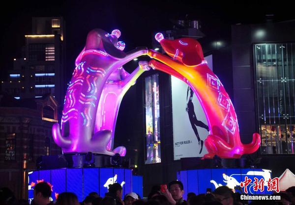 为期9天的“2018台北灯节”于2月24日晚18时登场。主灯“幸福魔力狗”设置在西门红楼前，外观由金、银、红三只台湾犬牵手环绕而成，象征全力追求幸福。从春节至元宵节期间，台湾很多县市都会举办传统的灯会活动，民众观赏花灯，迎接新春。