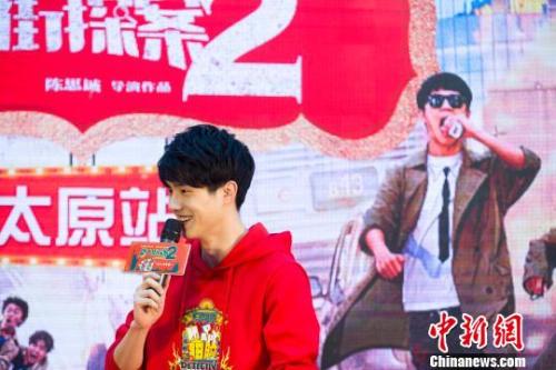 《唐人街探案2》主演刘昊然分享幕后拍摄花絮。张云 摄