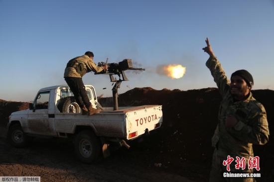 图为“叙利亚自由军”战士向库尔德武装开火。