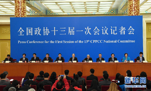 3月6日，全国政协十三届一次会议在北京人民大会堂举行记者会，民主党派中央和全国工商联领导人回答记者提问。2