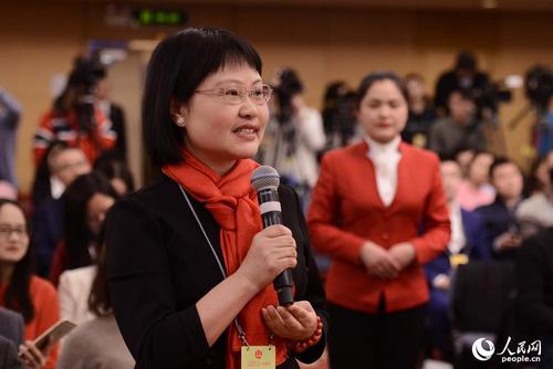 香港中国阳光杂志社记者提问 人民网记者 张启川 摄